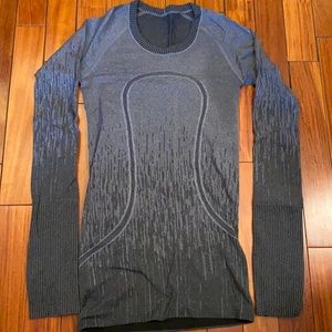 Swiftly tech long sleeve shirt! Navy blue with a very flattering pattern